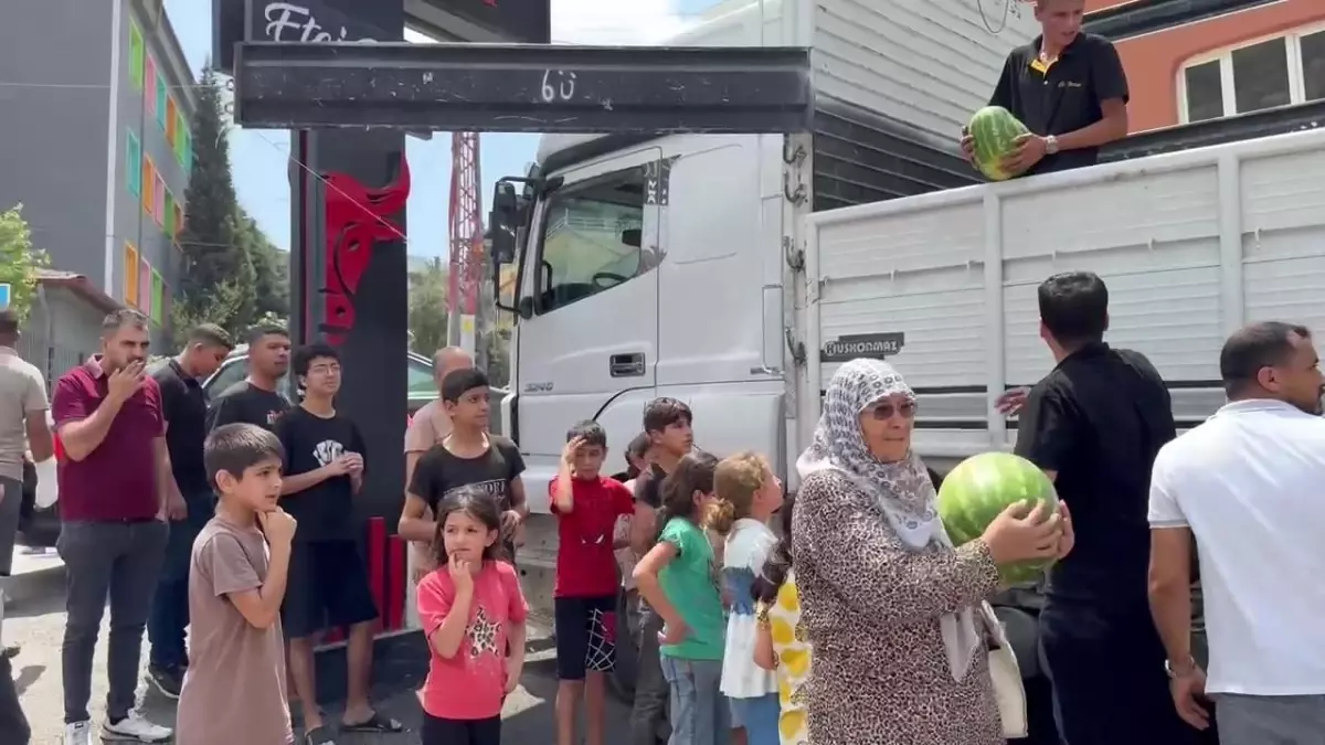 Hatay’da 20 Ton Karpuz Bedava Dağıtıldı