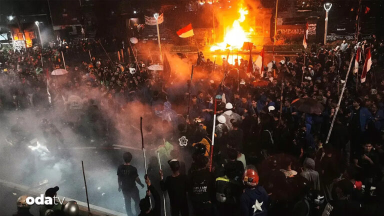 endonezya calkalaniyor belediye binasi kundaklandi yXiE4XmP