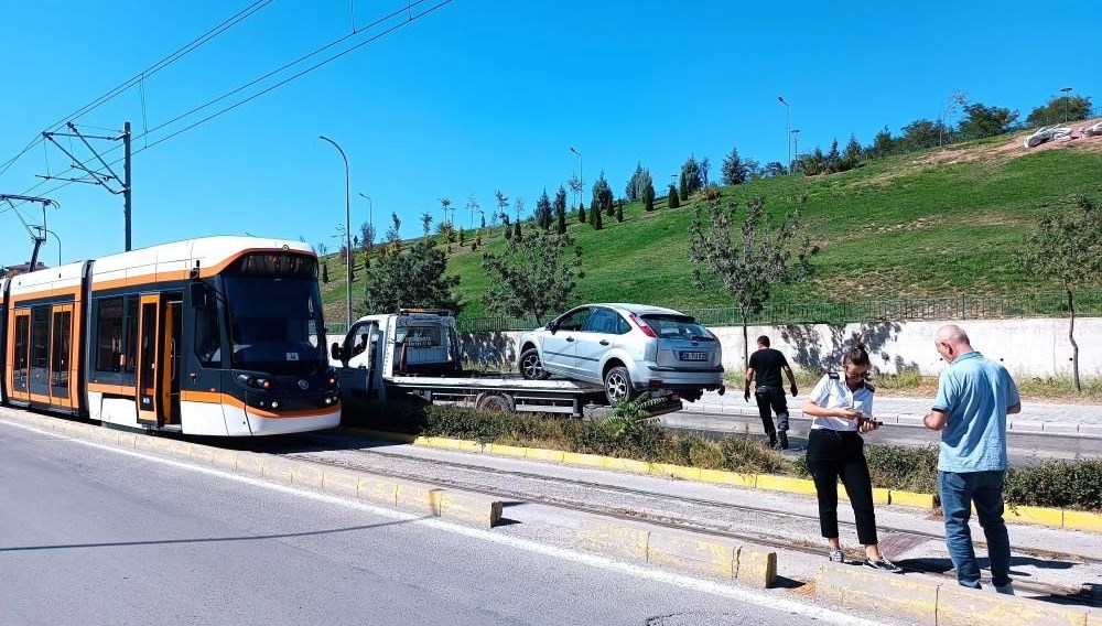 eskisehirde tramvayi durduran kaza qvLLht8e