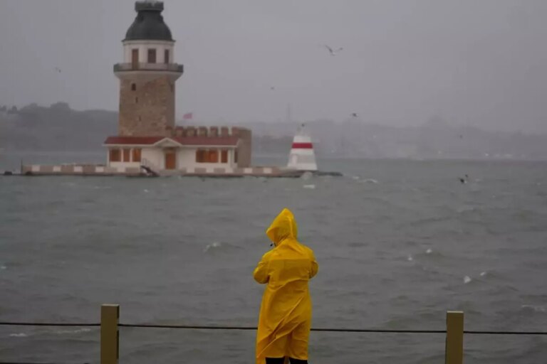 meteorolojiden 13 kente sari kodlu uyari firtina ve saganak geliyor ZemGSIhv