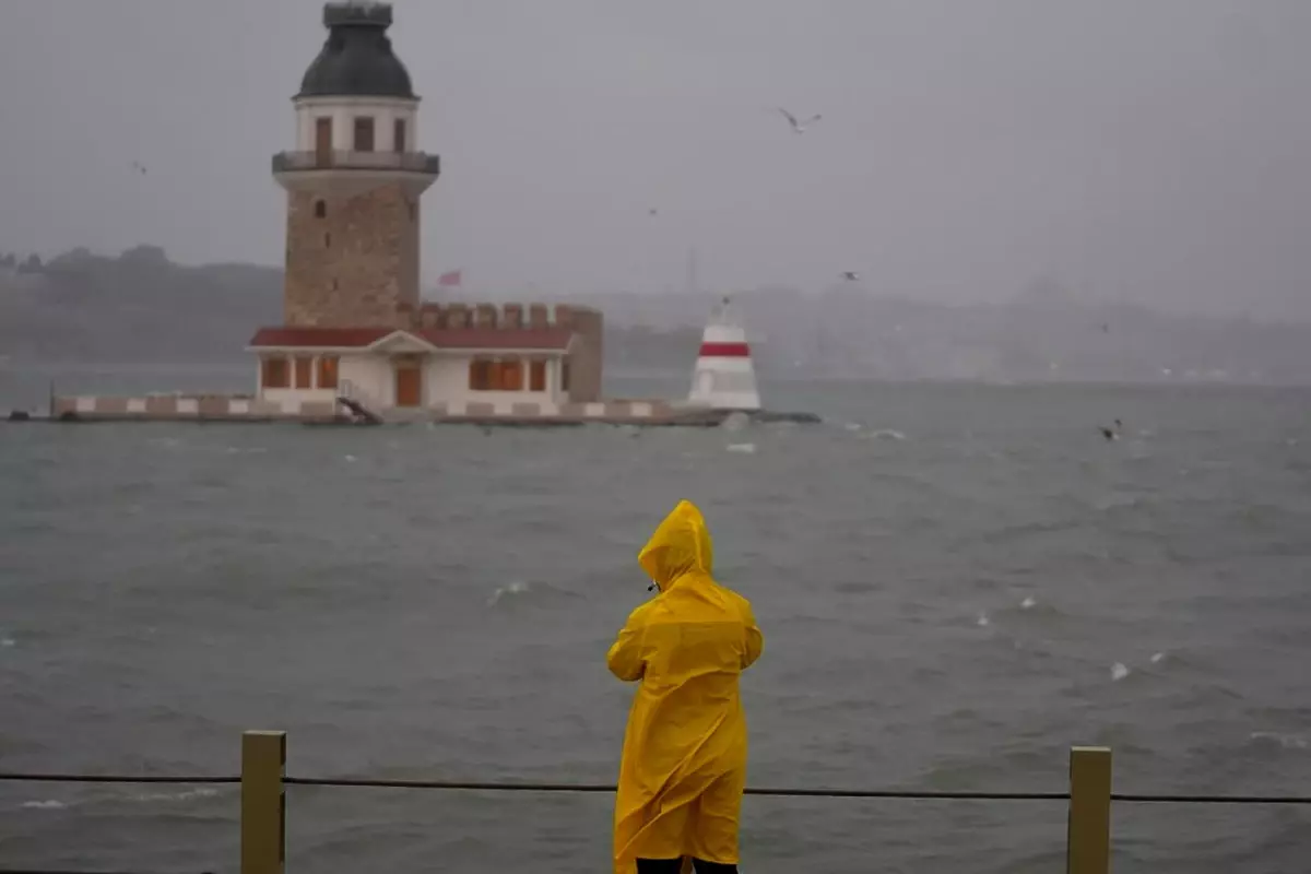 meteorolojiden 13 kente sari kodlu uyari firtina ve saganak geliyor ZemGSIhv