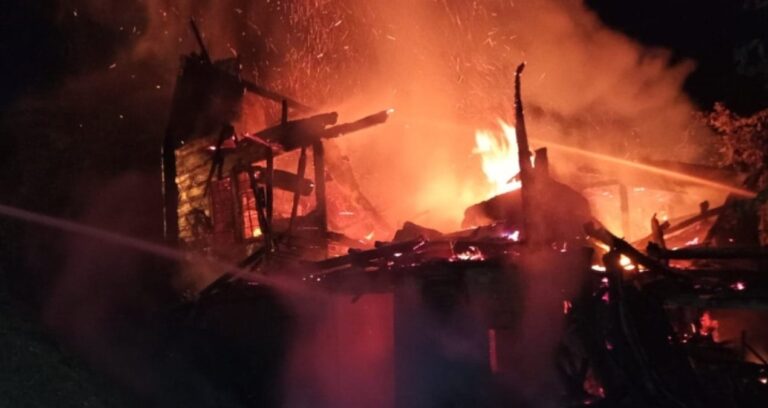 ordu caybasinda 2 katli ahsap evde yangin cwvMiJOP