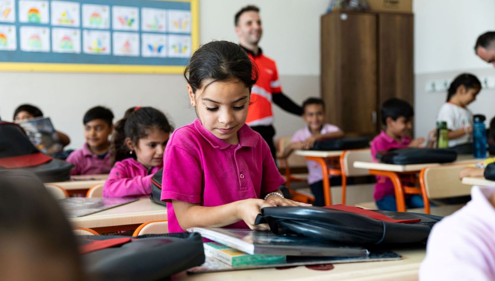 thynin ucak koltuklari okul cantasina donustu depremzede cocuklarahediye edildi 2MsbgWmC