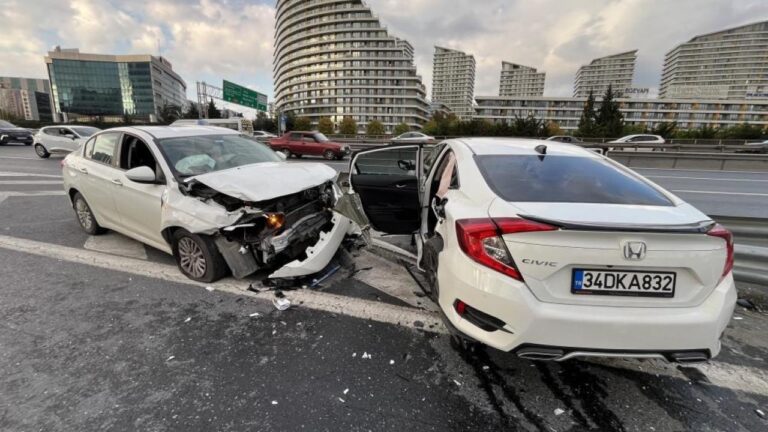 bagcilar tem otoyolunda kaza 4 yarali ayORMA4Y