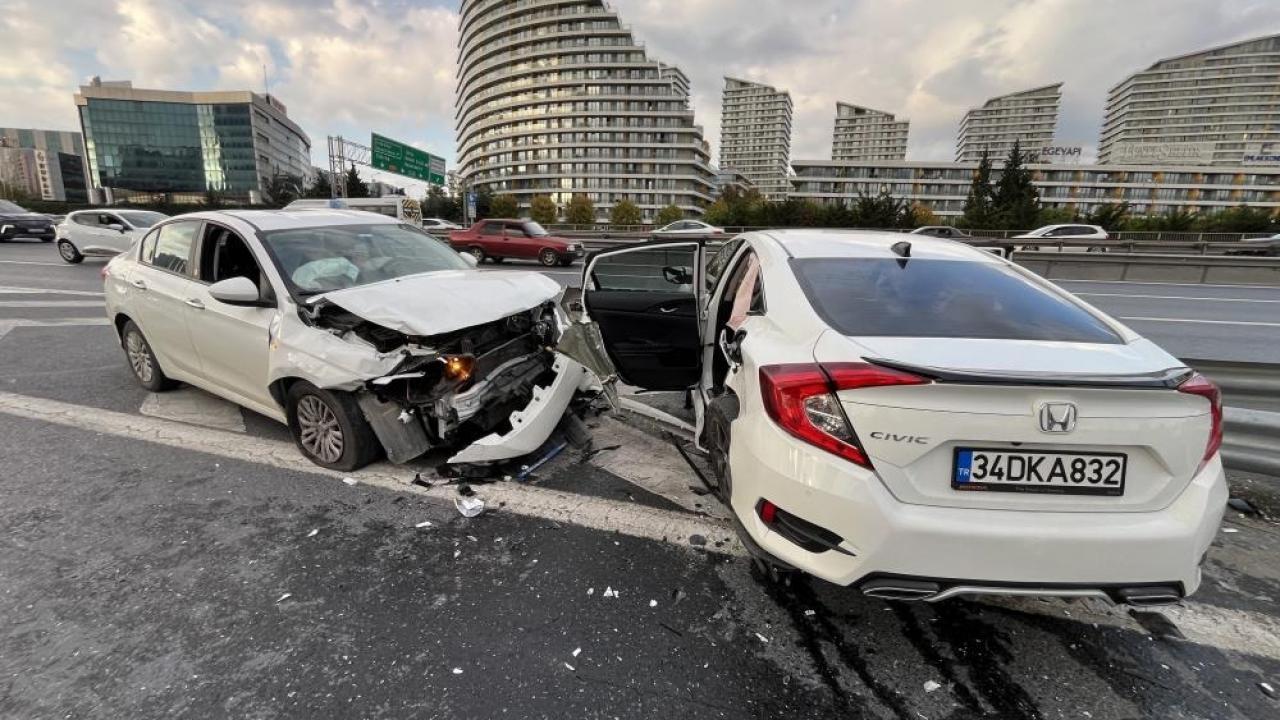 bagcilar tem otoyolunda kaza 4 yarali ayORMA4Y