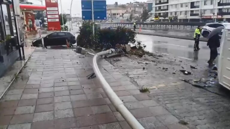 buyukcekmecede minibus devrildi jevFyyYd.jpg