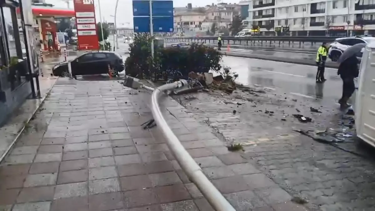 buyukcekmecede minibus devrildi jevFyyYd.jpg