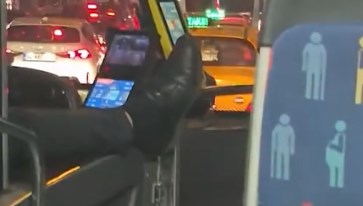 iett soforunden pes dedirten hareket ayaklarini uzatip otobus surdu sz1ejxm6.jpg