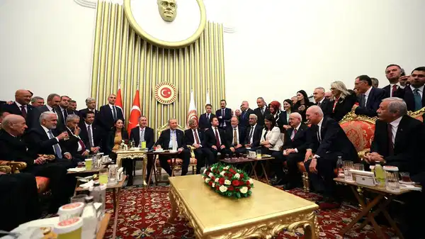 meclisteki karelere ilk yorum akpli isimden geldi basarilirsa secim ittifakina donusebilir Lnu52KHU