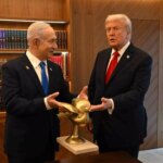 netanyahu trumpa altin guvercin hediye etti wtm71m5p.jpg