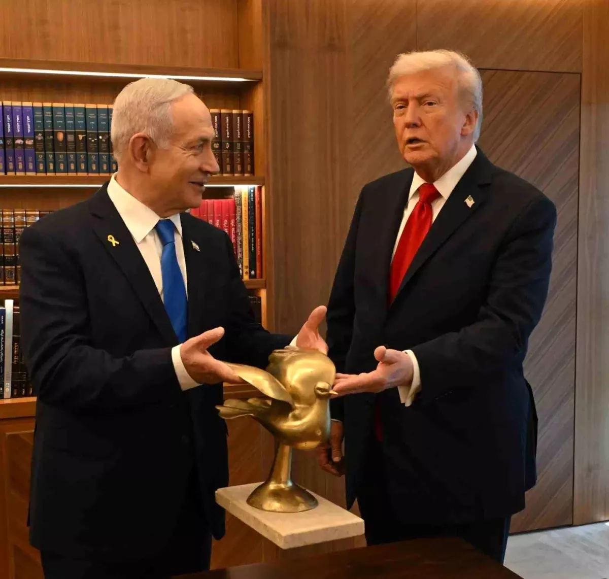 netanyahu trumpa altin guvercin hediye etti wtm71m5p.jpg