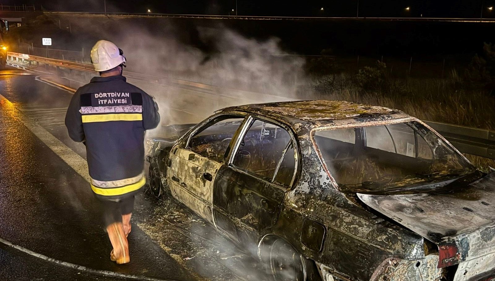 otoyolda yangin panigi giselerde yanmaya basladi IPcIw75t.jpg