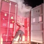 seyir halindeki tir alev aldi makarnalari dorseden atarak kurtarmaya calisti 7hqGtNAQ.jpg