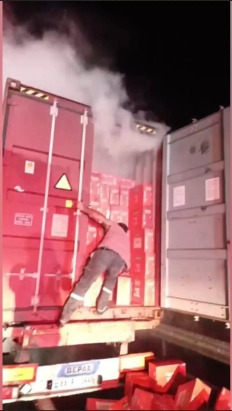 seyir halindeki tir alev aldi makarnalari dorseden atarak kurtarmaya calisti 7hqGtNAQ.jpg