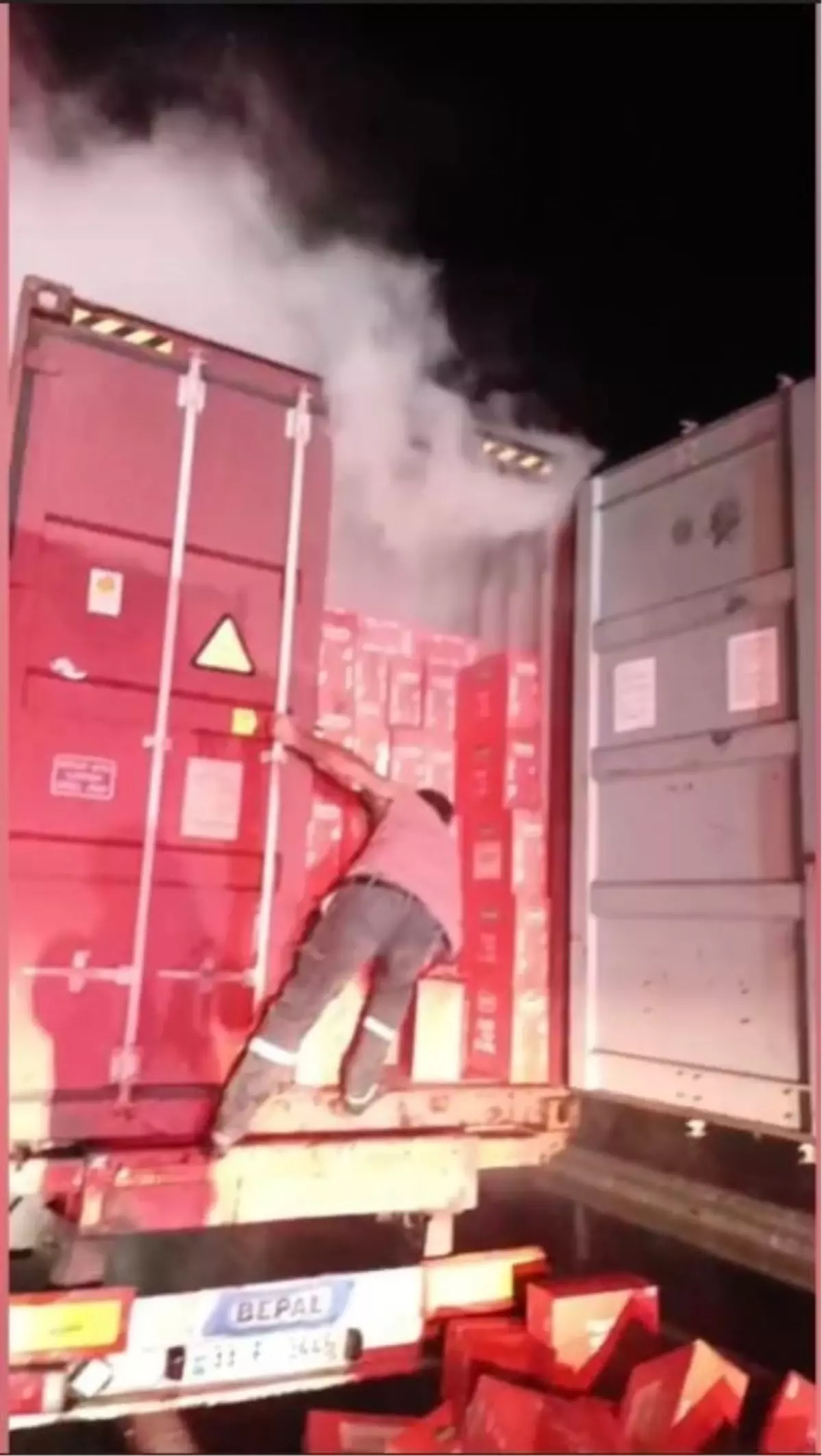 seyir halindeki tir alev aldi makarnalari dorseden atarak kurtarmaya calisti 7hqGtNAQ.jpg