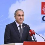 suat ozcagdas turk bayraginin sagina ataturk soluna cumhurbaskani posteri asilacaktir talimati hukuki dayanagi olmayan partizan bir dayatmadir qwDYqwg2.jpg