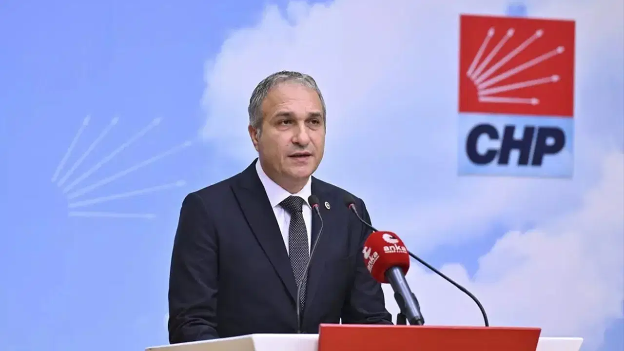 suat ozcagdas turk bayraginin sagina ataturk soluna cumhurbaskani posteri asilacaktir talimati hukuki dayanagi olmayan partizan bir dayatmadir qwDYqwg2.jpg