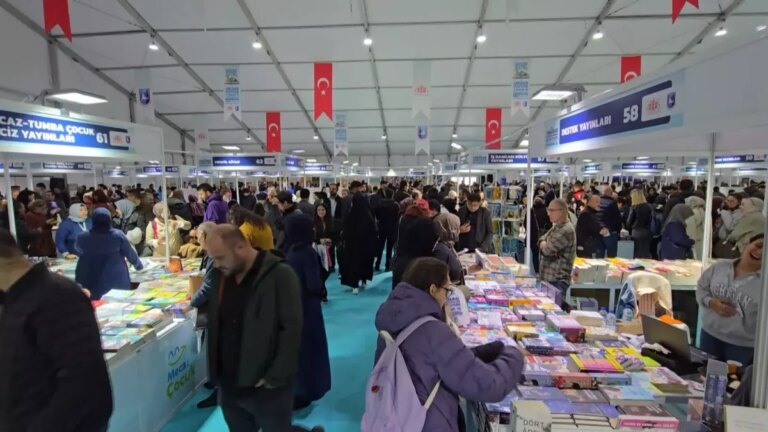 uskudar kitap fuarinda kitap okuma aliskanligina vurgu OynMgvGI