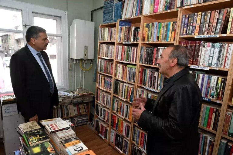 vali mustafa ciftci insirah sahaf ve kitabevinde kitapseverlerle bulustu mU6MsVax