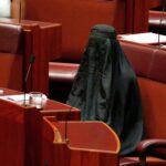 avustralyali-senator-burka-giydigi-protesto-nedeniyle-parlamentodan-men-edildi-vnWi8MLJ.jpg