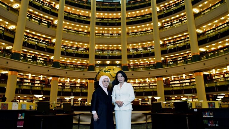 emine-erdogan-guney-kore-devlet-baskaninin-esi-ile-millet-kutuphanesini-ziyaret-etti-9RsmsRmH.jpg