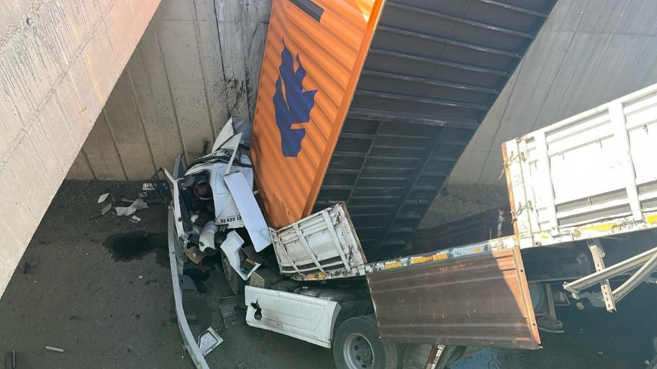gaziantepte kamyonete carpan tir kopruden dustu 2 yarali tGpDCMyb.jpg