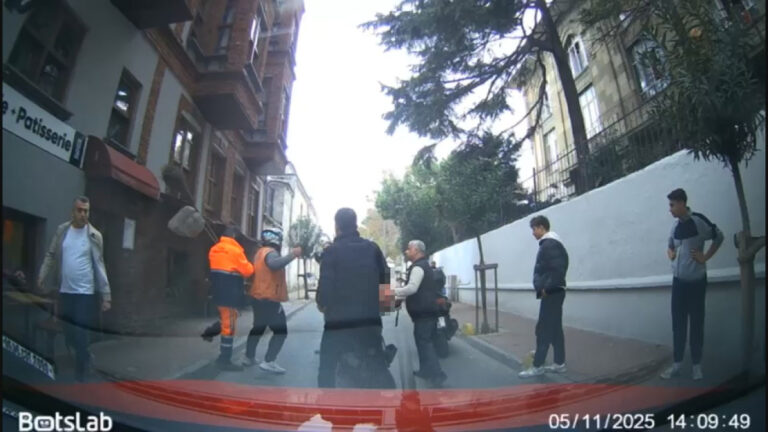 istanbulda motosikletlilerin sopali kavgasi kamerada PlcfMB23.jpg