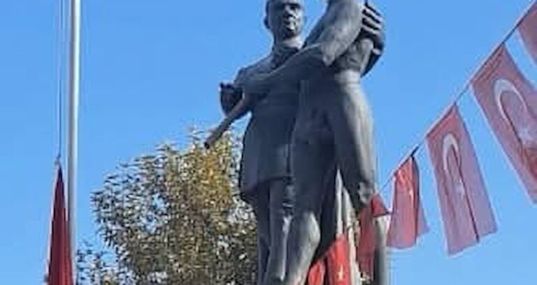 malatyada-ataturk-heykelindeki-eksik-bayrak-figuru-gG5AzC6p.jpg