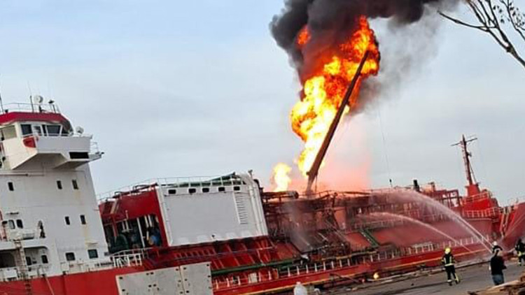 ukraynada-vurulan-turk-gemisindeki-yangin-kontrol-altina-alindi-raRcXXgx.jpg