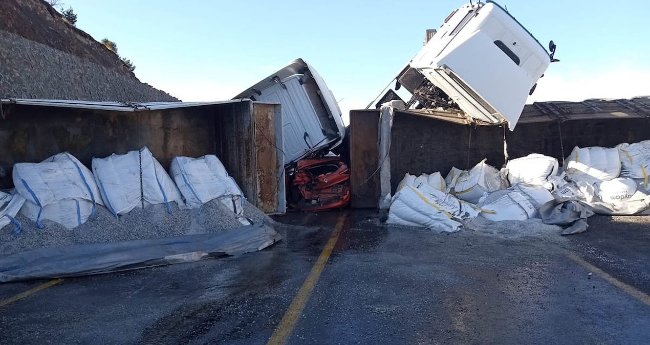 ardahanda-buzlanma-kazaya-neden-oldu-iki-tir-ve-otomobil-carpisti-mIN6amuZ.jpg
