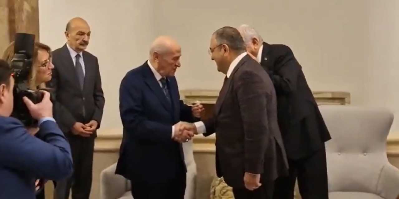 bahceli-chpli-tanrikulunu-meclis-kulisinde-tebrik-etti-lHQlx74m.jpg