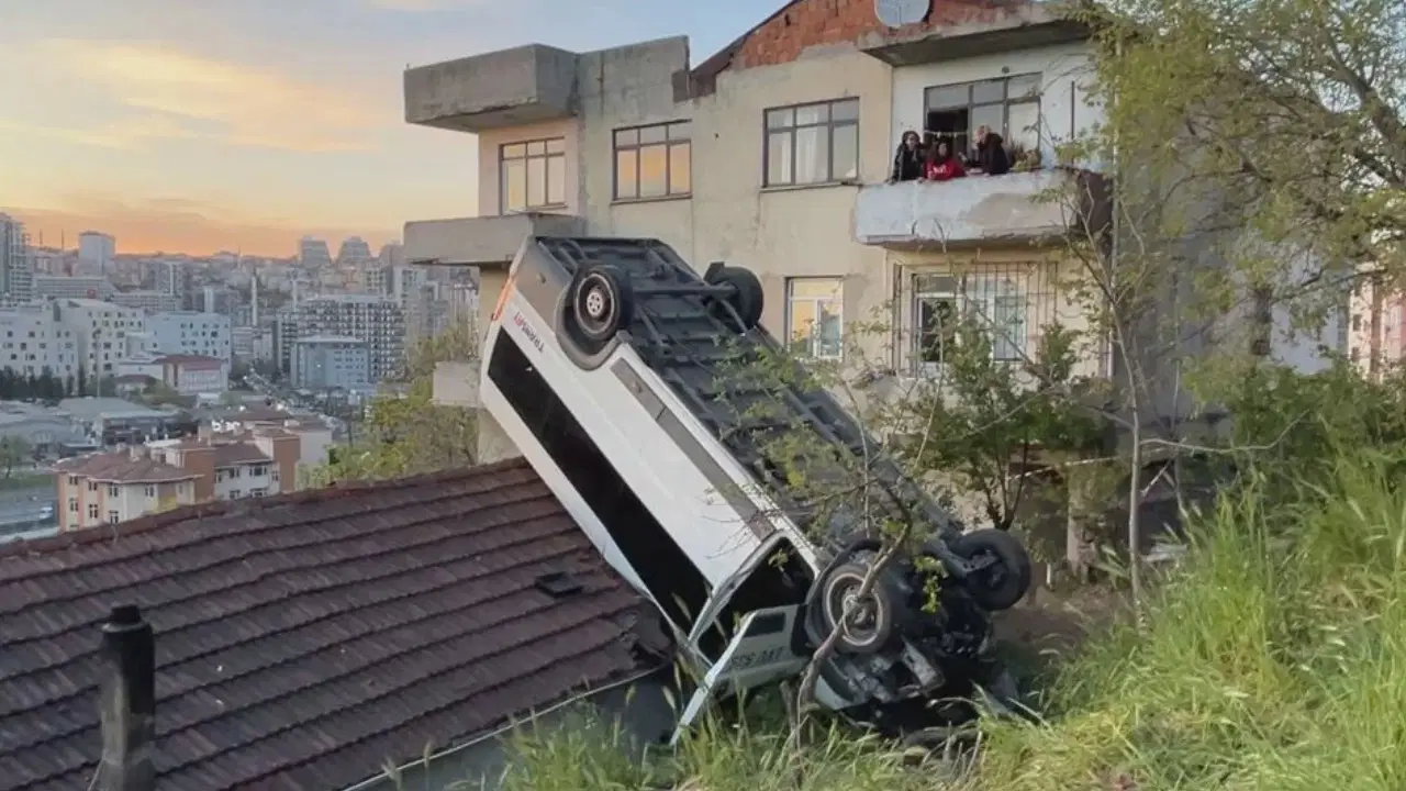 Kağıthane’de Kontrolden Çıkan Okul Servisi, Evin Çatısına Düştü