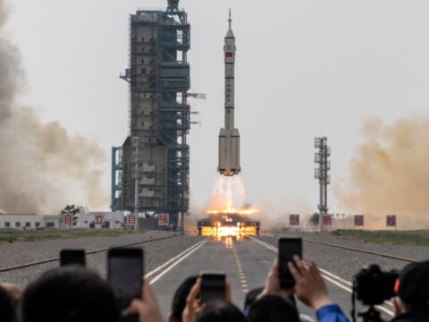 Duyaya yaklasan asteroide carparak yonunu degistirecekler nyCDzzcB